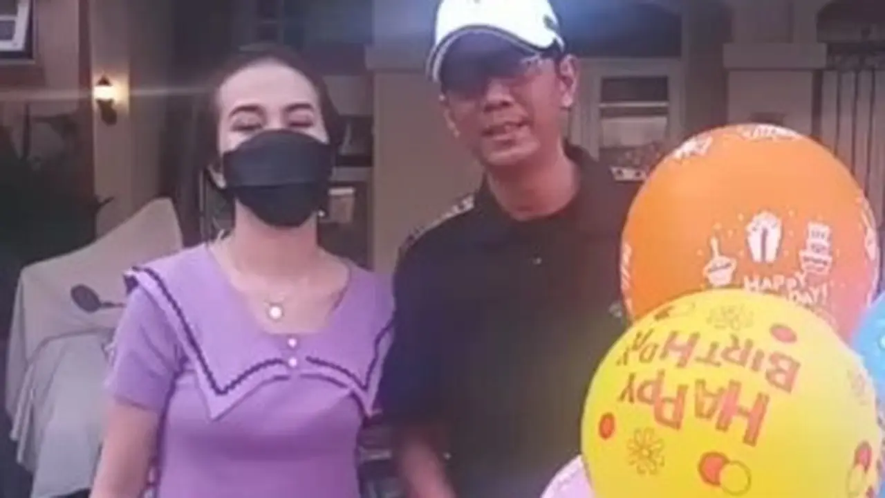Doddy Sudrajat dan Mayang membawakan kado ulang tahun untuk Gala Sky (https://www.instagram.com/stories/dodysoedrajat_1/2882120753824860631/)