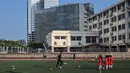 Mantan penyerang Manchester United, Dong Fangzhuo mengajarkan tehnik sepak bola kepada anak-anak saat melatih di Xiamen di provinsi Fujian, China (10/12/2019). Dong Fangzhuo yang kini berusia 34 tahun melatih anak-anak di China, beberapa di antaranya berkebutuhan khusus. (AFP/Hector Retamal)