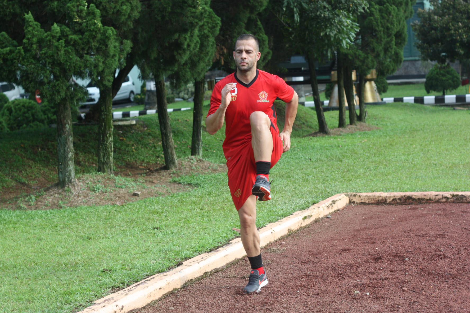 Aleksandar Rakic, striker asing PS Tira. (Bola.com/Permana Kusumadijaya)