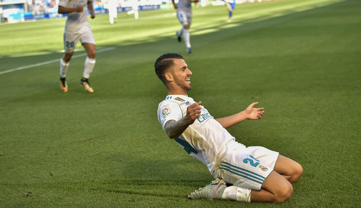 Gelandang Real Madrid, Dani Ceballos, melakukan selebrasi usai mencetak gol ke gawang Deportivo Alaves pada laga La Liga di Stadion Mendizorroza, Sabtu (23/9/2017). Real Madrid menang 2-1 atas  Deportivo Alaves. (AP/Alvaro Barrientos)