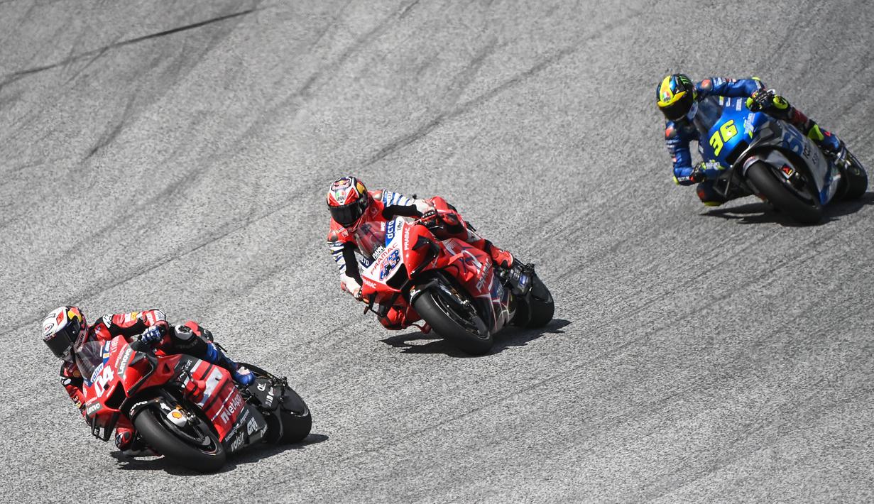 Para pembalap saat beraksi pada MotoGP Austria di Sirkuit Red Bull Ring, Minggu (16/8/2020). Dovizioso finis pertama dengan catatan waktu 28 menit 20,853 detik. (AFP/Joe Klamar)