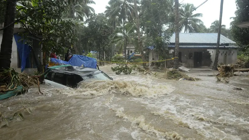 Banjir banda melanda kawasan wisata di negara bagan Kerala, di selatan India, pada paruh minggu kedua Agustus 2018. (AP Photo)