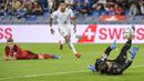 Menjelang laga berakhir, Italia kembali memiliki peuang mencetak gol. Sepakan Federico Chiesa usai melakukan penetrasi di dalam kotak penalti lagi-lagi masih mampu diamankan kiper Yann Sommer. (Foto: Keystone via AP/Georgios Kefalas)