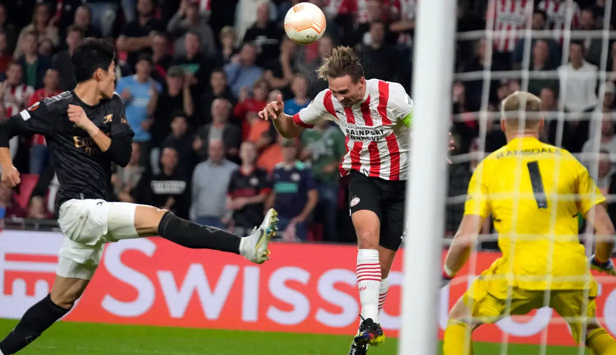 Pemain PSV Eindhoven Luuk de Jong gagal mencetak gol ke gawang Arsenal pada pertandingan sepak bola Grup A Liga Europa di Stadion Philips, Eindhoven, Belanda, 27 Oktober 2022. Arsenal kalah 0-2 dari PSV Eindhoven. (AP Photo/Peter Dejong)