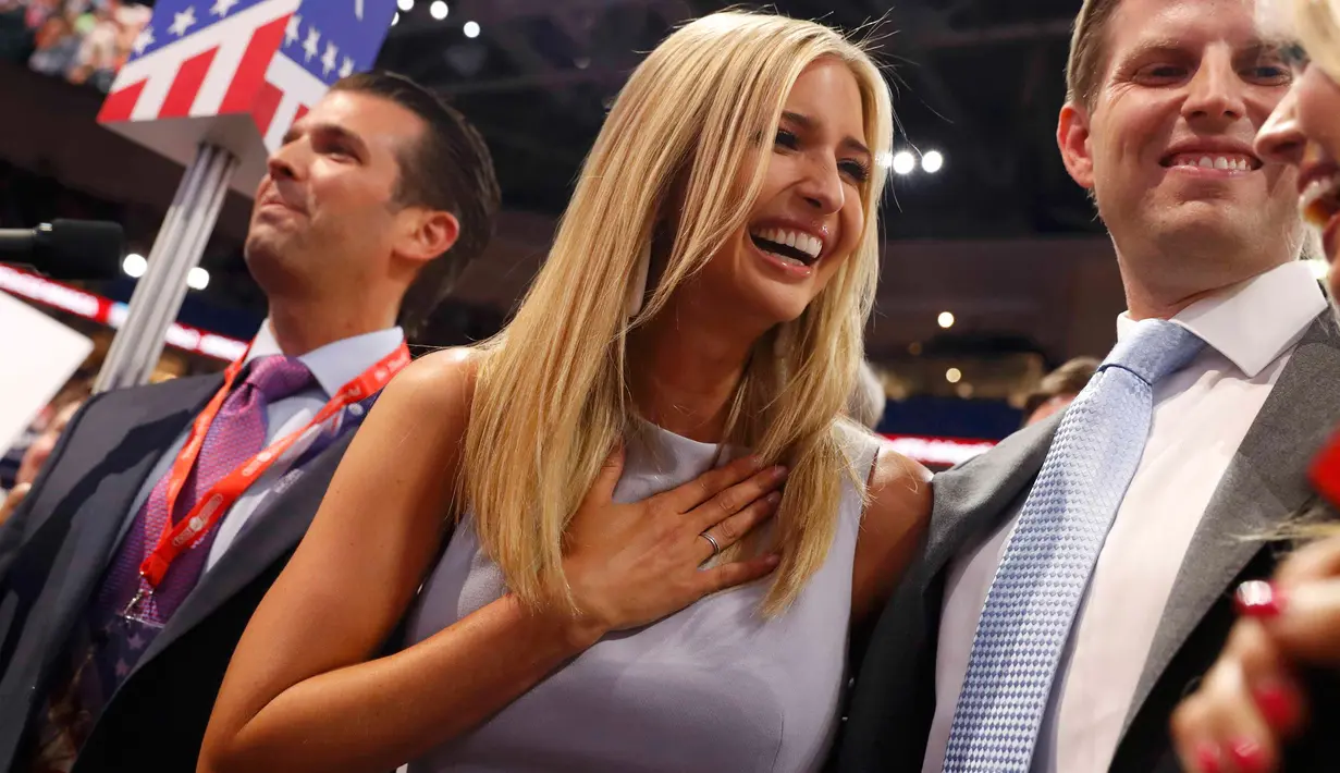 Ivanka Trump (kedua kiri) saat berbincang dengan saudaranya saat konvensi nasional partai Republik di Cleveland, (19/7).Ia merupakan seorang pengusaha, penulis, dan mantan peragawati Amerika. (REUTERS/Aaron P. Bernstein)
