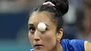 Petenis meja India Manika Batra bermain melawan Liu Hirano dari Jepang pada pertandingan tenis meja babak 16 besar tunggal putri Olimpiade Paris 2024 di South Paris Arena, Rabu (31/7/2024). (AP Photo/Petros Giannakouris)