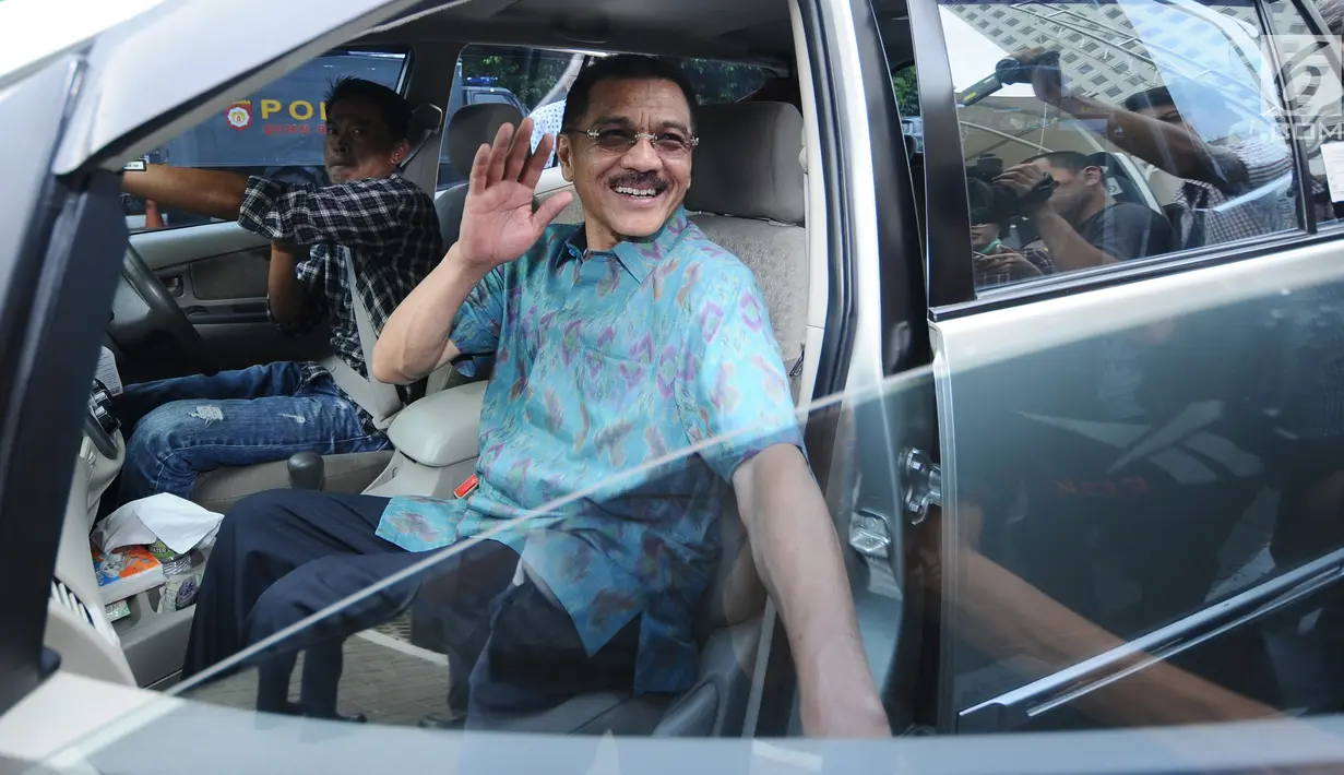 Mantan Mendagri Gamawan Fauzi melambaikan tangan saat meninggalkan Gedung KPK usai menjalani pemeriksaan, Jakarta, Rabu (8/11). Gamawan diperiksa terkait kasus dugaan korupsi KTP Elektronik. (Liputan6.com/Helmi Fithriansyah)