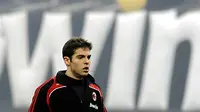 AC Milan's midfielder Kaka arrives on the field prior his team's Italian Serie A match against Fiorentina on January 17, 2009 at San Siro Stadium in Milan. AFP PHOTO/DAMIEN MEYER