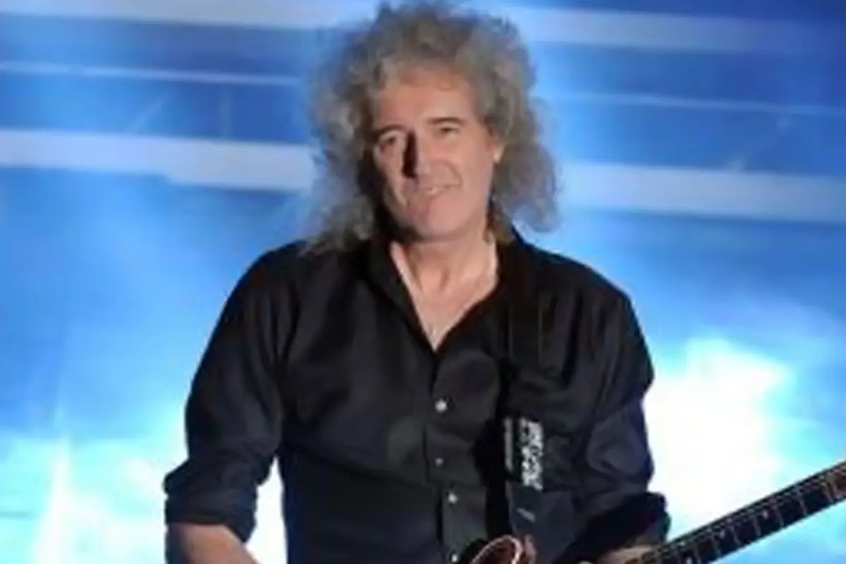 brian may rela bayar tiket pesawat untuk gitarnya