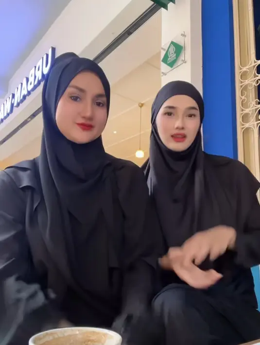 Tengku Dewi Putri pun tak tinggal diam atas kritikan tersebut. Dalam klarifikasinya, ia menyampaikan permintaan maaf dengan rendah hati. "Teman-teman, maafkan ya soal sanggul. Maaf banget karena aku masih belajar," ungkapnya melalui sebuah unggahan video, sembari berterima kasih kepada netizen yang telah memberikan masukan. (Liputan6.com/IG/@tengkudewiputri_tdp)