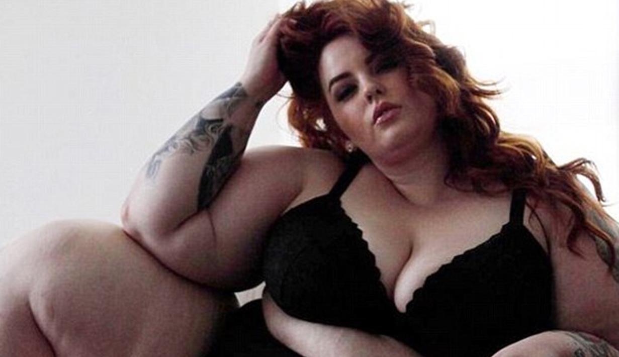 Tess Holliday berpose seksi memakai pakaian dalam serba hitam. Wanita 30 tahun ini merupakan super model dengan ukuran badan yang tak biasa daripada model umumnya. (Dailymail.co.uk)