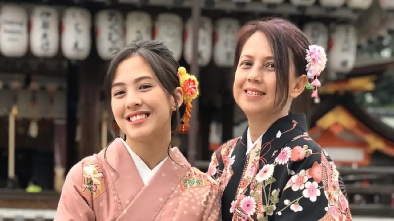 6 Potret Kompak Zara Adhisty dan Ibunya, Bak Kakak Beradik