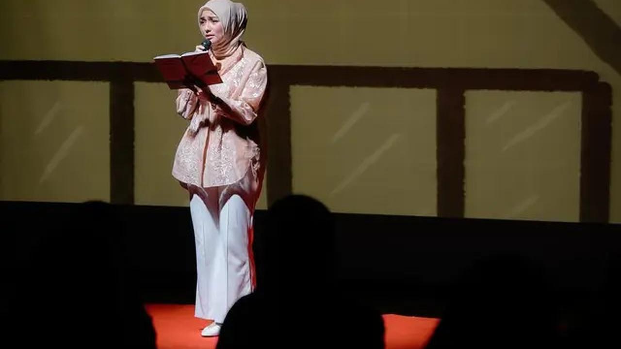 Potret 7 Artis Baca Puisi di Peluncuran Buku Natasha Rizky, Desta Sampai Menangis