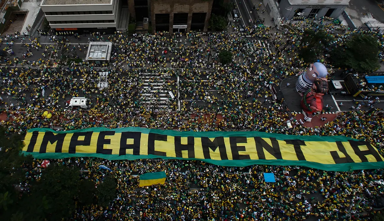 Ribuan warga turun ke jalan menuntut pengunduran diri Presiden Dilma Rousseff di Sao Paulo, Brasil, Minggu (13/3). Para pengunjuk rasa menuduh Rousseff tidak mampu mengelola ekonomi dan terlibat dalam skandal korupsi besar. (MIGUEL SCHINCARIOL / AFP)