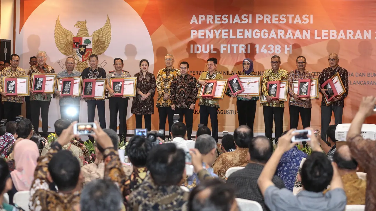 UKP-PIP memberikan penghargaan kepada 15 kementerian/ lembaga yang menyukseskan Mudik Lebaran 2017