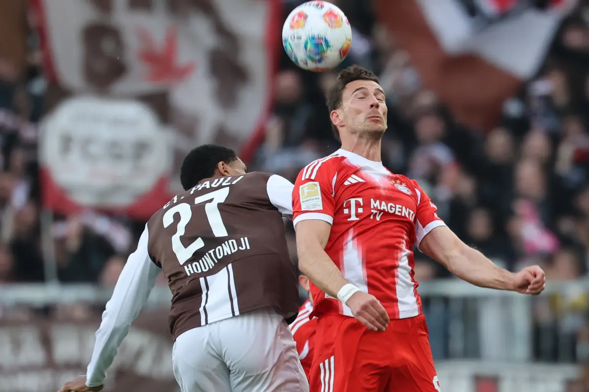 Pemain Bayern Munchen Leon Goretzka (kanan) dan pemain St. Pauli Andreas Hountondji