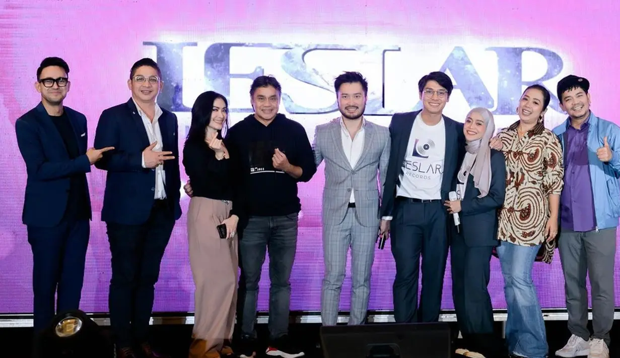 Lesti Kejora dikenal sebagai penyanyi dangdut ternama dan Rizky Billar juga sudah pernah terjun ke dunia musik, tak heran jika pasangan ini punya mimpi untuk meluncurkan sebuah label musik Leslar Records. Tidak bisa berdiri sendiri, pasangan yang terpaut usia 4 tahun ini tentunya dapat bantuan dari sederet artis dan penyanyi mulai dari Pasha Ungu, Iis Dahlia sampai sahabat yang sudah lebih dulu terjun ke bidang ini. (Liputan6.com/IG/@rizkybillar)