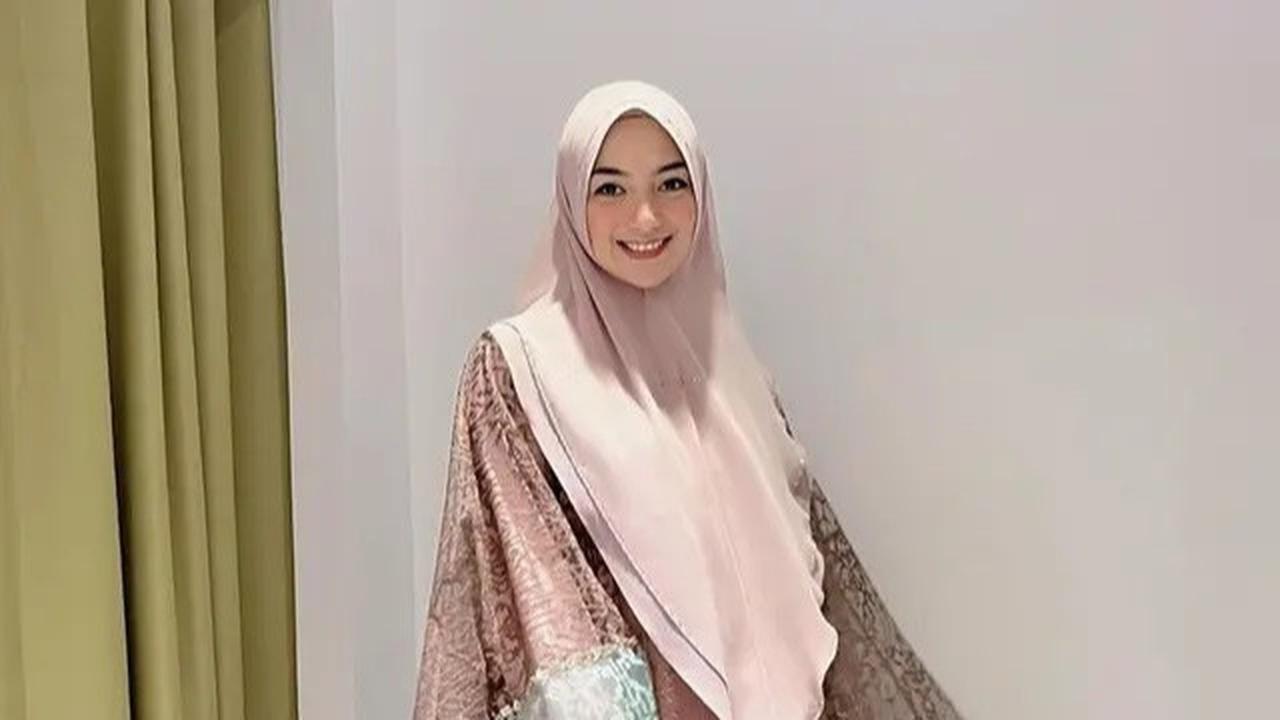Pilihan Model Atasan Brokat Terbaru untuk Lebaran (credit:instagram Citra Kirana)
