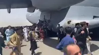 Warga Afghanistan kejar pesawat AS. Dok: twitter  morteza kazemian @morkazemian
