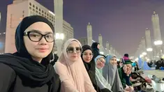 Begini potret terbaru yang diunggah Mulan Jameela saat berada di Tanah Suci bersama rombongan dan kedua putrinya, Tyara dan Shafeea. Sejak awal perjalanan liburan ini, Tyara Savitri pun terlihat sudah mengenakan hijab yang menuai banyak pujian. (Liputan6.com/IG/@tiaransvtr)