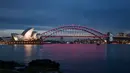 Sebuah pesawat Qantas yang dicat khusus melakukan penerbangan selama 100 menit di atas langit Sydney, Australia, pada 16 November 2020 dalam rangka memperingati ulang tahun ke-100 maskapai tersebut. Maskapai nasional Australia, Qantas, telah berdiri selama 100 tahun. (Xinhua/Bai Xuefei)