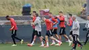 Para pemain Belgia melakukan pemanasan selama sesi latihan di Tubize (5/10/2021). Belgia akan bertanding melawan Prancis pada semifinal UEFA Nations League di Allianz Stadium. (AFP/Belga/Virginie Lefeour)