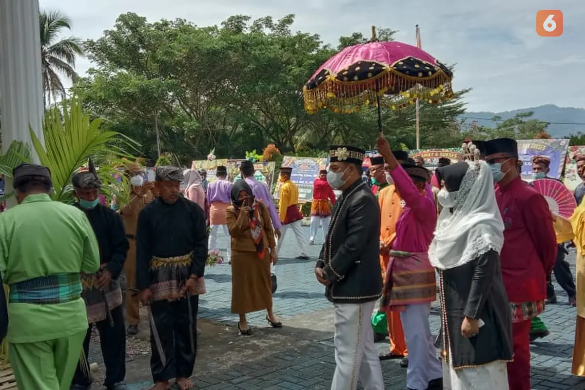 Bupati Bonebol Hamim Pou saat menjalani prosesi pelantikan secara adat Gorontalo (Arfandi Ibrahim/Liputan6.com)