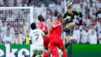 Kiper Bayern Munchen, Manuel Neuer, berusaha menghalau bola dengan tandukan kepala saat melawan Real Madrid pada laga leg pertama perempat final Liga Champions di Stadion Santiago Bernabeu, Rabu (8/4/2026). (AP Photo/Jose Breton)