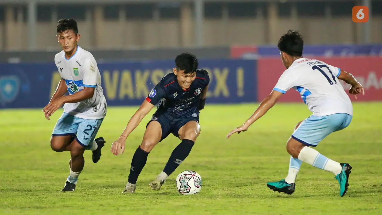 Foto: Dua Gol Carlos Fortes Warnai Kemenangan 3-0 Arema FC atas Persela dalam Derbi Jatim di BRI Liga 1