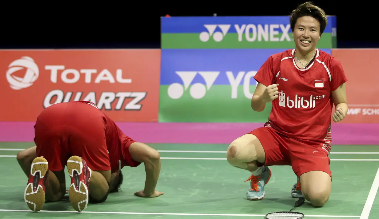 Selebrasi Liliyana Natsir (kanan) dan Tontowi Ahmad usai kalahkan ganda China pada ajang BWF World Championships 2017 di Emirates Arena, Glasgow (27/8/2017). Tontowi/Liliyana menang 15-21, 21-16, 21-15. (Jane Barlow(/PA via AP)