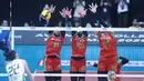 Para pemain Jakarta Pertamina Enduro melakukan blok pada pertandingan melawan Gresik Phonska Plus Pupuk Indonesia di GOR Sritex Arena Solo, Kamis (9/4/2026). (Dok. PBVSI)