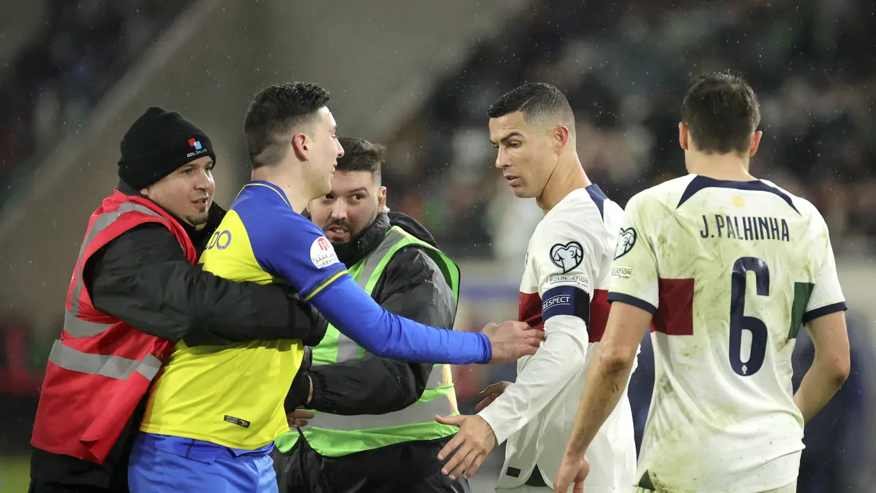 Cristiano Ronaldo dikejar fans di laga Luksemburg vs Portugal pada Kualifikasi Euro 2024