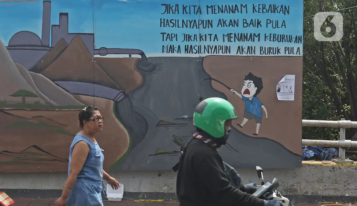 Pejalan kaki dan warga melintasi mural yang berisi pesan ajakan untuk menjaga lingkungan di Jalan Tambak, Manggarai, Jakarta, Selasa (11/2/2020). Mural tersebut bertujuan mengingatkan bahwa permasalahan lingkungan merupakan masalah serius yang harus dihadapi bersama. (Liputan6.com/Herman Zakharia)