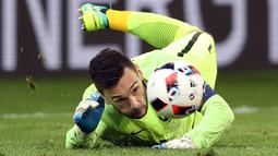 Kiper Prancis, Hugo Lloris berusaha menahan laju bola saat laga melawan Jerman pada semifinal piala Eropa 2016 di Stade Velodrome, Marseille, (7/7/2016). (AFP/Valery Hache)