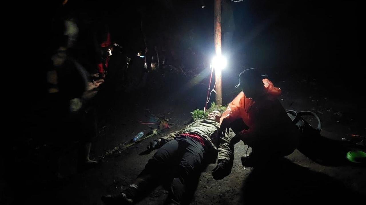 Namun, saat evakuasi berlangsung, tim menghadapi kendala cuaca yang tidak bersahabat. Hujan mengguyur sepanjang malam dan jalur pendakian pun rusak dan berlumpur.