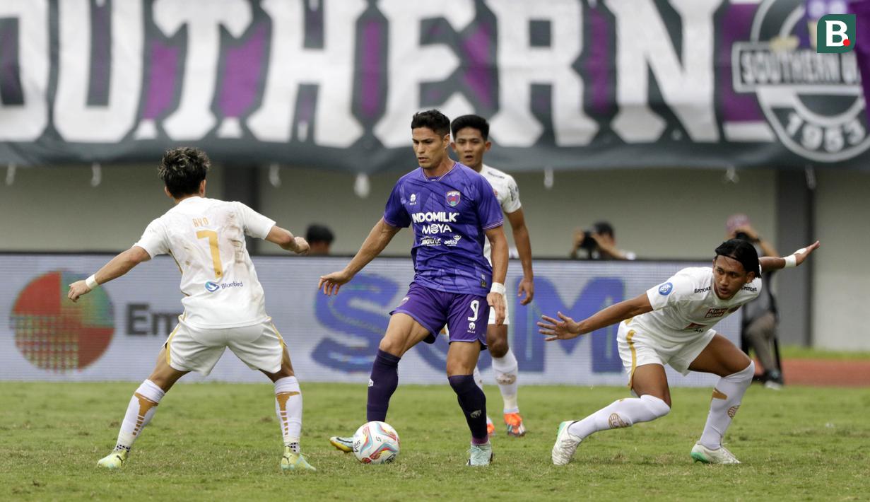 <p>Pemain Persita Tangerang, Ramiro Fergonzi, berusaha melewati pemain Persija Jakarta pada laga BRI Liga 1 di Stadion Indomilk Arena, Sabtu, (22/7/2023). (Bola.com/Ikhwan Yanuar)</p>