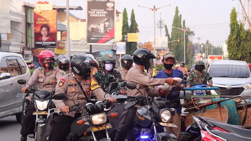 Polres Pemalang dan TNI membagikan beras untuk tukang becak dan pekerja jalanan lainnya di masa PPKM Darurat. (Foto: Liputan6.com/Humas Polres Pemalang)