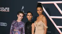 Aktris Kristen Stewart, Naomi Scott dan Ella Balinska berpose saat menghadiri pemutaran perdana film "Charlie's Angels" di teater Regency di Westwood, California (11/11/2019). Sebelumnya, Charlies Angels tahun 2000 dibintangi Cameron Diaz, Drew Barrymore, dan Lucy Liu. (AFP/Jean-Baptiste Lacroix)