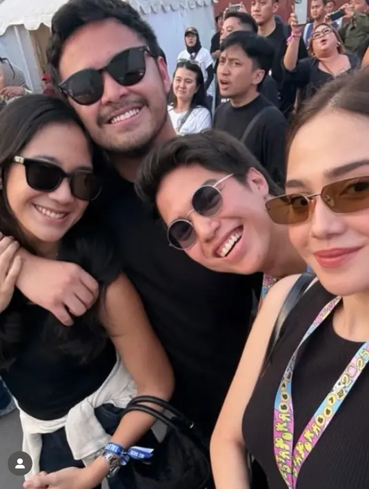 <p>Syifa Hadju hadir bersama El Rumi. Syifa pun tampil dengan atasan tank top hitam senada dengan shoulder bagnya. Ia juga mengenakan kacamata coklat model kotak. [@syifahadju]</p>