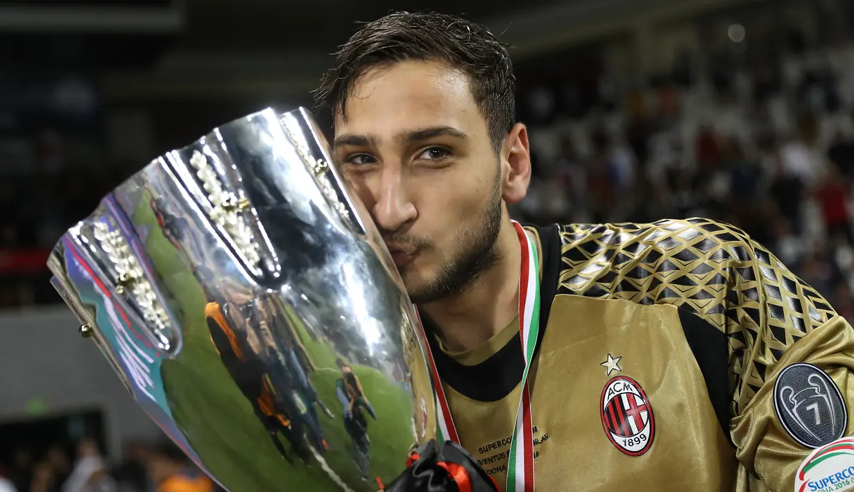 Kiper AC Milan Gianluigi Donnarumma berpose bersama piala setelah memenangkan pertandingan final Piala Super Italia antara AC Milan dan Juventus di Doha pada 23 Desember 2016. (AFP Photo/Karim Jaafar)