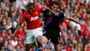 Mile Jedinak (kanan) duel dengan gelandang Manchester United  Antonio Valencia (kiri) pada pertandingan sepak bola Liga Inggris antara Manchester United vs Crystal Palace di Old Trafford di Manchester (14/09/13). (AFP/Andrew Yates)