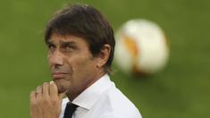 Sempat dikaitkan dengan Manchester United, Antonio Conte akhirnya resmi berlabuh ke London Utara untuk melatih Tottenham Hotspur. Kombinasi Conte dan direktur teknik The Lilywhites, Fabio Paratici digadang-gadang akan membuat Tottenham kental dengan nuansa Italia. (AFP/Pool/Friedemann Vogel)