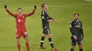 Striker Bayern Munich, Thomas Mueller (kiri) melakukan selebrasi usai mencetak gol kedua timnya ke gawang Freiburg dalam laga lanjutan Liga Jerman 2020/21 pekan ke-16 di Allianz Arena, Minggu (17/1/2021). Bayern Munich menang 2-1 atas Freiburg. (AFP/Lukas Barth-Tuttas/Pool)