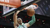 Jayson Tatum melakukan Slam Dunk saat melawan Hawks (AP)
