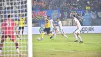 Arema FC menelan kekalahan empat gol tanpa balas dari Oxford United pada laga terakhir Grup A Piala Presiden 2025 di&nbsp;Stadion Si Jalak Harupat, Bandung, Kamis (10/7/2025) malam WIB. (dok. Vidio Sports)