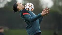Bek Liverpool, Virgil van Dijk mengontrol bola saat mengikuti sesi latihan di AXA Training Centre, Liverpool, Inggris, Selasa (26/4/2022). Liverpool akan bertanding melawan wakil Spanyol, Villarreal pada leg pertama semifinal Liga Champions di Stadion Anfield, Kamis (28/4/2022) dini hari WIB. (Peter Byrne/PA via AP)