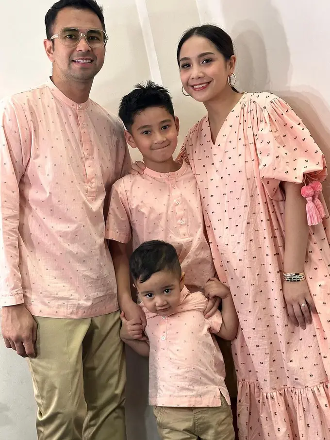 10 Adu Gaya Keluarga Artis Pakai Baju Sarimbit saat Lebaran 2024, Ayu Ting Ting hingga Nagita Slavina