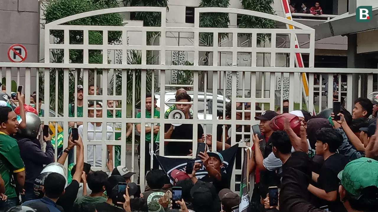 FOTO Bonek menyambut skuad Persebaya