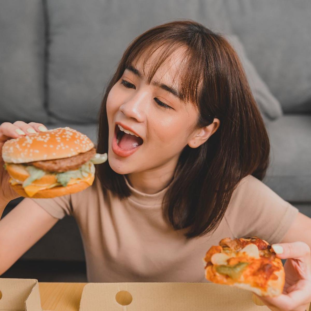 Makan Makanan Cepat Saji