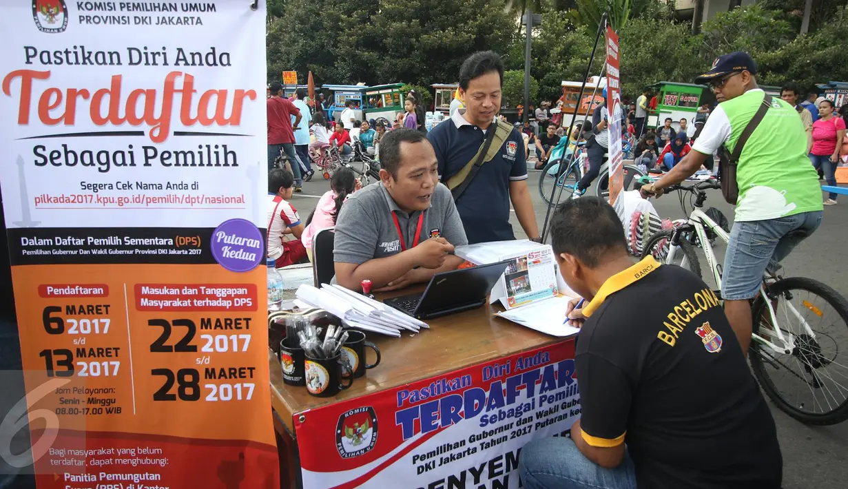 Seorang warga mengisi formulir pendaftaran di Pos Penyempurnaan Data dan Daftar Pemilih saat pelaksanaan Hari Bebas Kendaraan Bermotor (HBKB) di Jakarta, Minggu (12/3). (Liputan6.com/Immanuel Antonius)